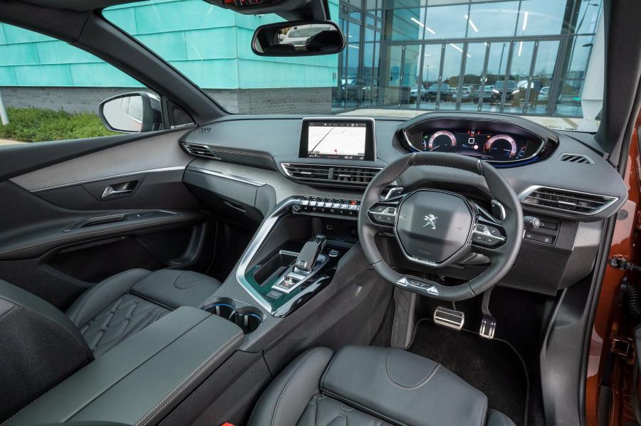 Интерьер Peugeot 3008 GT 2016 года  (UK) (фото 5 из 5)